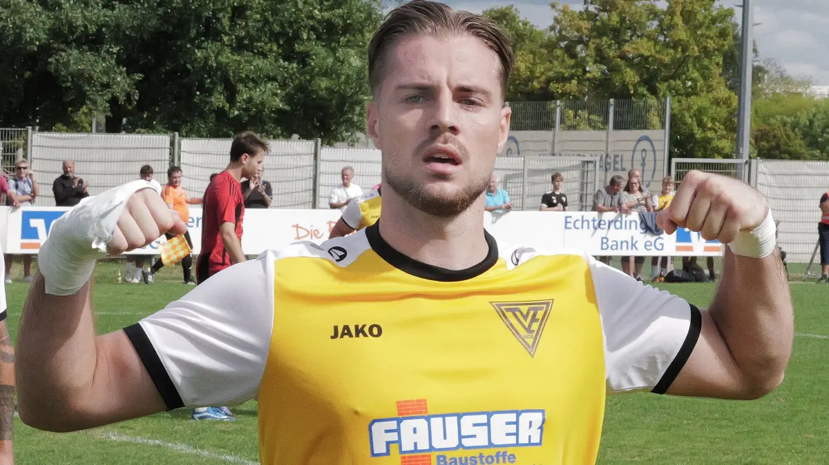Fußball, Fussball, Landesliga, TV Echterdingen - SF Dorfmerkingen II: Fußball, Fussball, Landesliga, TV Echterdingen - SF Dorfmerkingen II
Nr.2 (E): David Govorusic - gelb/schwarz
Fotograf: Günter E. Bergmann - Photography
Aufnahmedatum: 30.08.2026