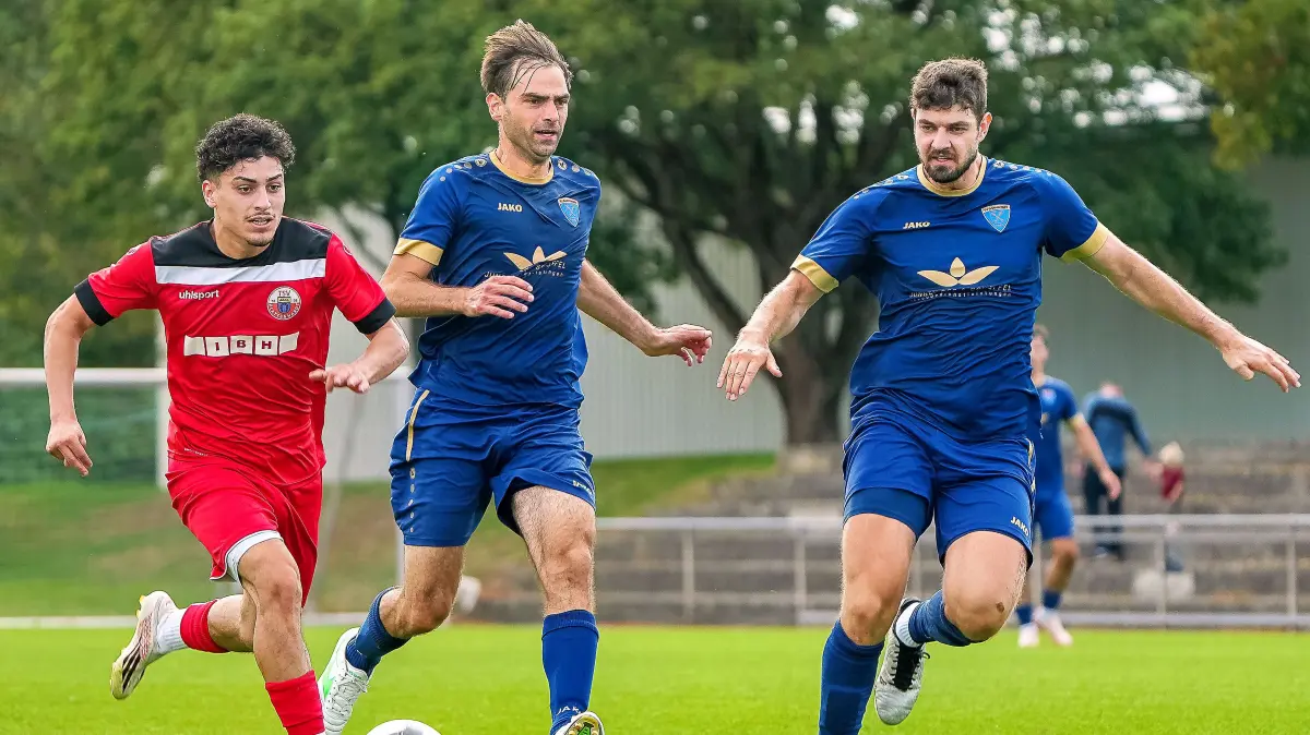 TSVgg Plattenhardt - TV Darmsheim, Fussball, Bezirksliga, 1. Spieltag, 2026/2027, 30.08.2026: Eimen Zalloumi (TSVgg Plattenhardt, #30), Oliver Schroth (TV Darmsheim, #20), Lukas Voeller (TV Darmsheim, #13)
TSVgg Plattenhardt - TV Darmsheim, Fussball, Bezirksliga, 1. Spieltag, 2026/2027, 30.08.2026,
Foto: Eibner-Pressefoto/Naman Kala