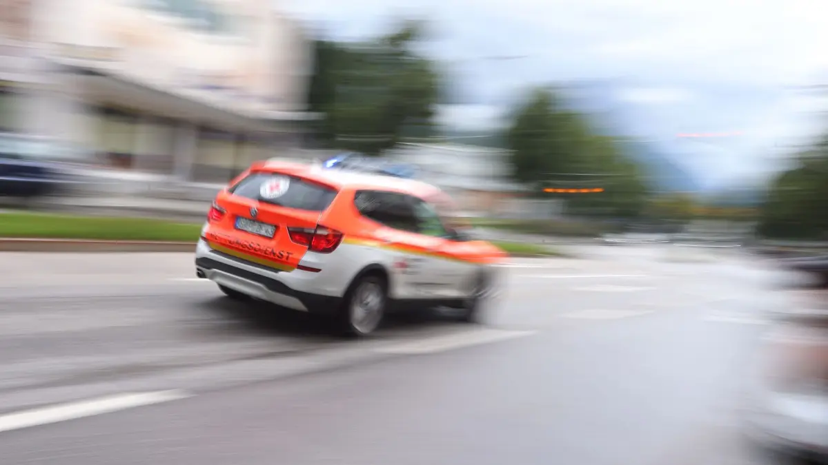 Notarzt - Symbolbild: ARCHIV - 24.06.2022, Bayern, Garmisch-Partenkirchen: Ein Notarzt des Rettungsdienstes fährt durch die Innenstadt (Unschärfe durch Langzeitbelichtung). (zu dpa: «Fahrer übersieht Stauende in Tunnel - sieben Verletzte») Foto: Karl-Josef Hildenbrand/dpa +++ dpa-Bildfunk +++