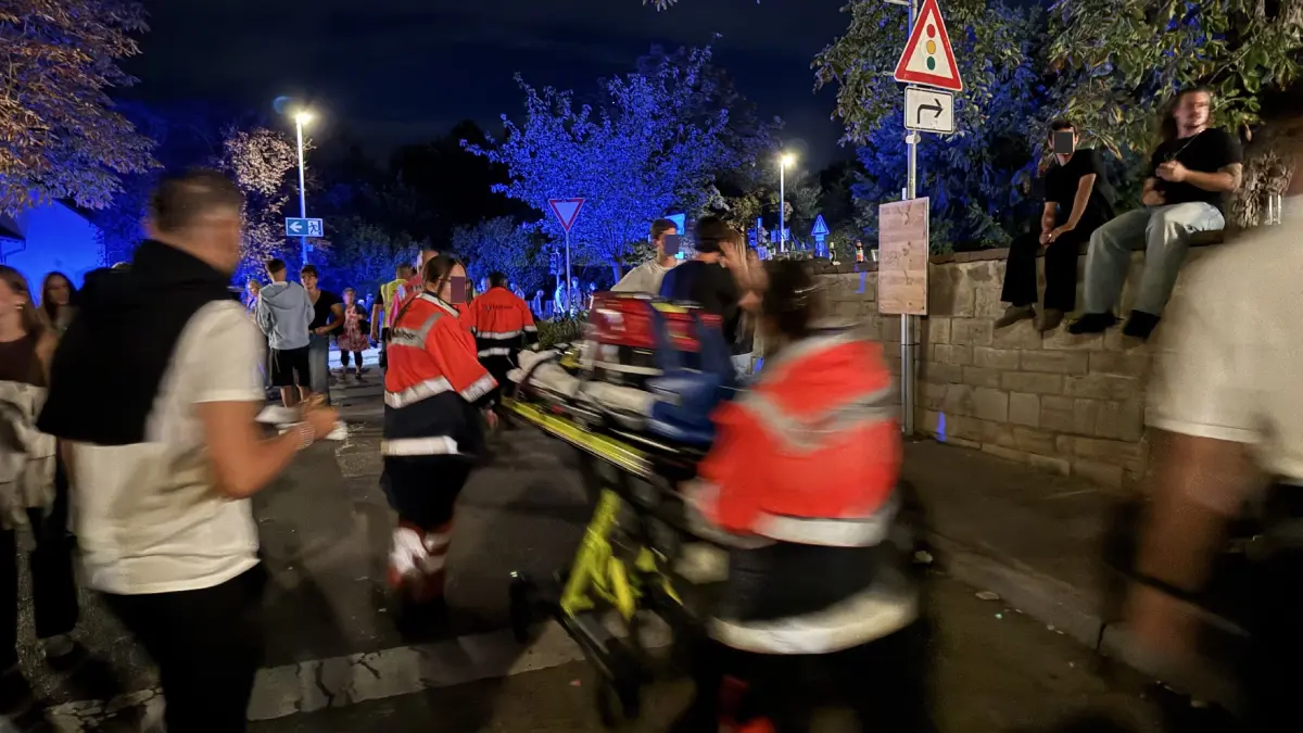 Markgroenningen: 17 Menschen bei Schaeferlauf in Markgroeningen mit Pfefferspray verletzt: Am Abend kommt es zu einem Zwischenfall mit mehreren Verletzten, eine Person muss ins Krankenhaus.Ein unbekannter Taeter hat beim traditionellen Schaeferlauf in Markgroeningen (Kreis Ludwigsburg) Pfefferspray versprueht und damit 17 Menschen verletzt. Einer von ihnen musste nach dem Vorfall am Samstagabend im Krankenhaus behandelt werden, wie ein Polizeisprecher der dpa gegenueber sagte.<br />
Der Taeter entkam und wird nun von der Polizei gesucht, die wegen gefaehrlicher Koerperverletzung ermittelt. Der Schaeferlauf ist ein jahrhundertealtes Heimatfest im Suedwesten, das jaehrlich bis zu 100.000 Besucher anzieht. Hoehepunkt des Spektakels: Schaeferinnen und Schaefer rennen barfuss ueber ein Stoppelfeld um die Wette. Das Fest in der Stadt nahe Ludwigsburg geht noch bis Montag. Der Rettungsdienst war mit 3 Notaerzten, 7 Rettungswagen und 3 Krankentransportwagen sowie einem Leitenden Notarzt und dem Organisatorischem Leiter Rettungsdienst im Einsatz.