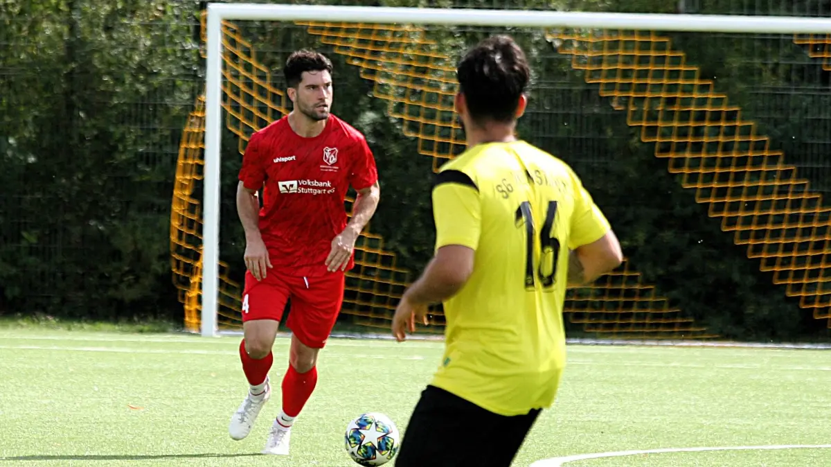Fußball, TV Oeffingen, Justin Bren (am Ball)