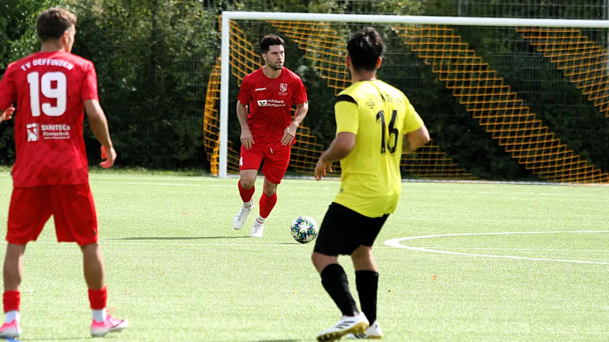 Fußball, TV Oeffingen, Justin Bren (am Ball)