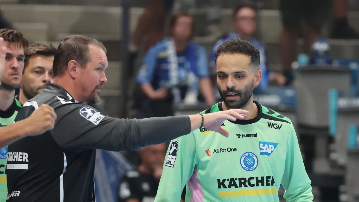 BAU // Stuttgart , Handball Opel-HBL , TVB Stuttgart vs. Bergischer HC , von links: Trainer Misha Kaufmann / Mohamed El-Tayar ( TVB )