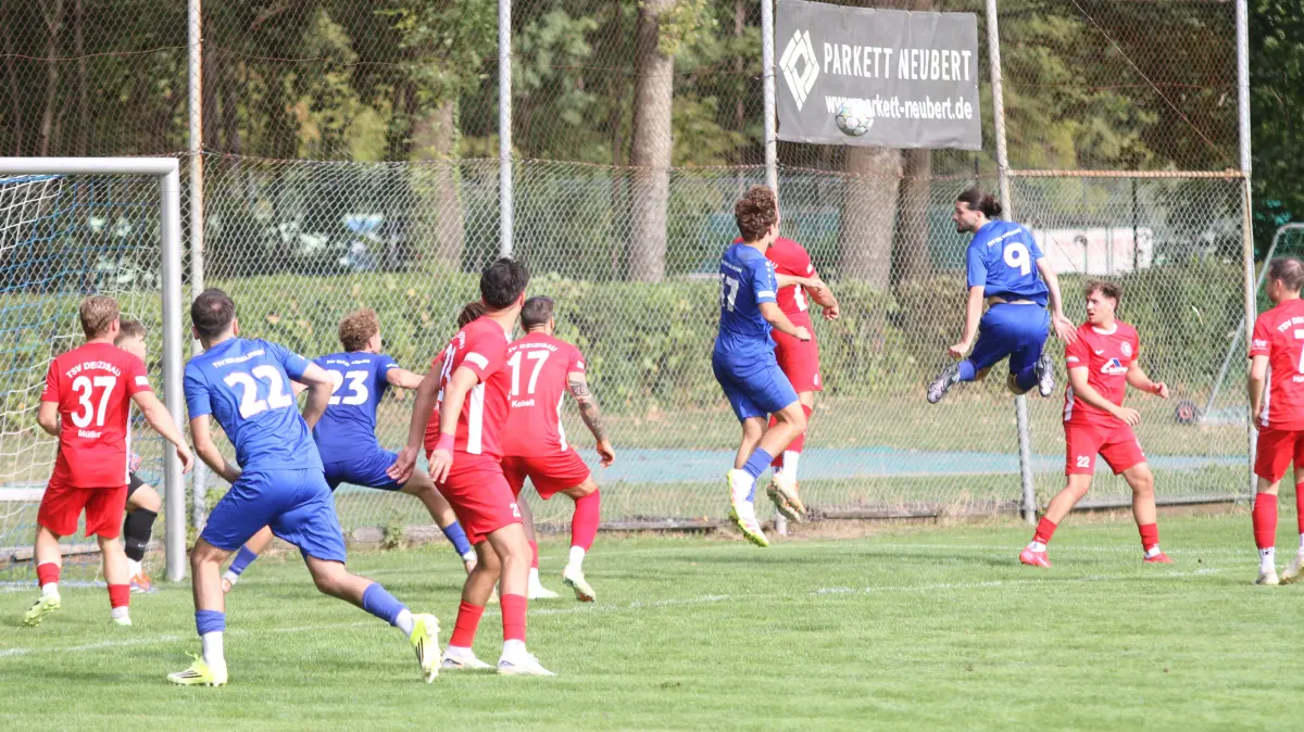 Dominik Lleshaj (TSV RSK Esslingen) köpft aufs Tor.