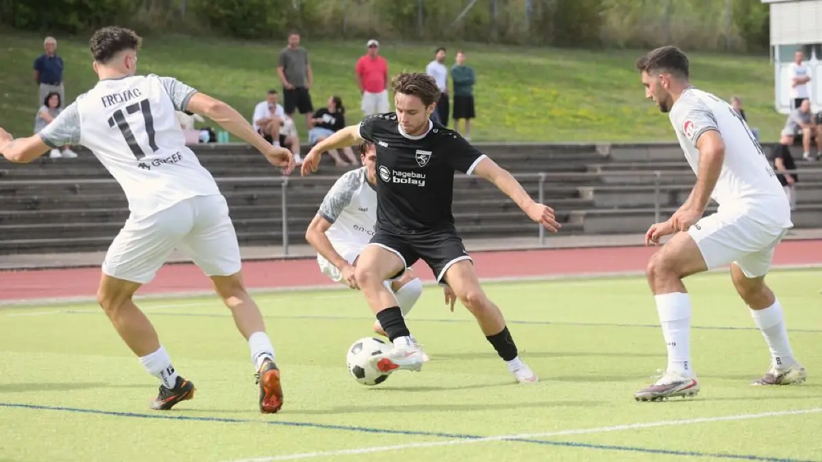 Fußball, Verbandsliga, SKV Rutesheim, TSG Hofherrnweiler, Laurin Stütz (Mi.)