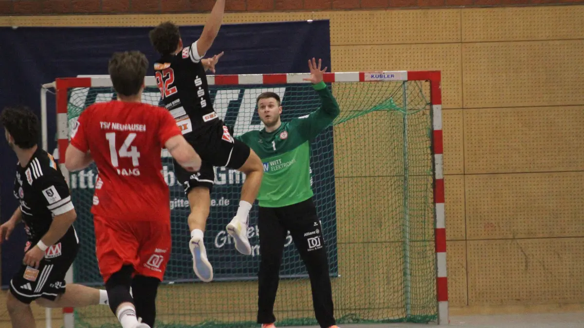 Neuhausens Torhüter Niklas Prauß avancierte mit einer Vielzahl starker Paraden l zum Matchwinner beim knappen Erfolg der Maddogs gegen den HC Erlangen II.