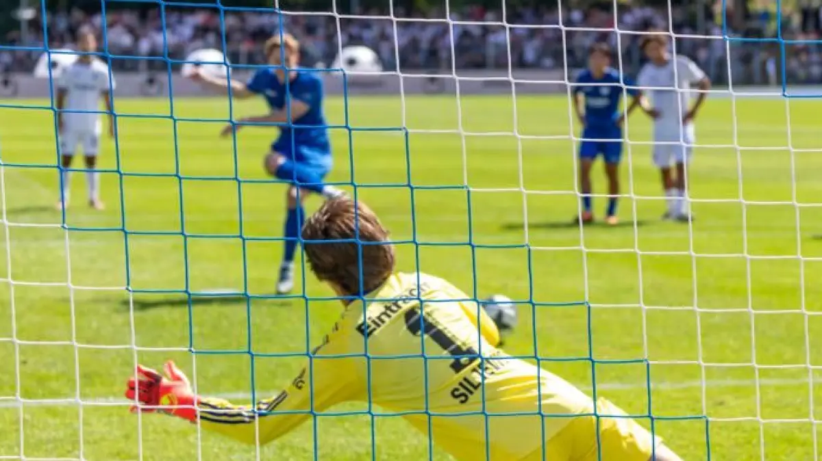 Bim Elfer von Justin Steinkötter hatte SGE-Keeper Amil Siljevic noch Glück, die anderen beiden verwerteten Lee und Kudala vor der Rekordkulisse von 6070 Zuschauern.