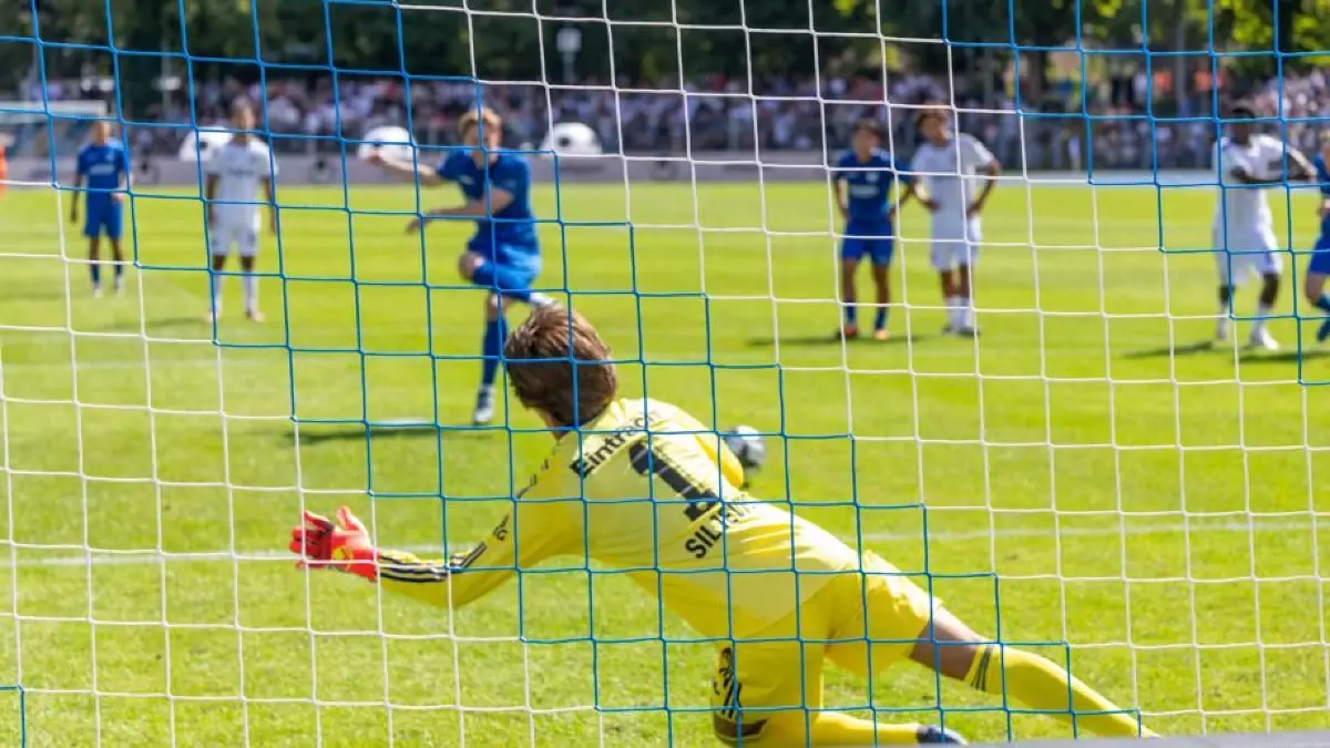 Bim Elfer von Justin Steinkötter hatte SGE-Keeper Amil Siljevic noch Glück, die anderen beiden verwerteten Lee und Kudala vor der Rekordkulisse von 6070 Zuschauern.