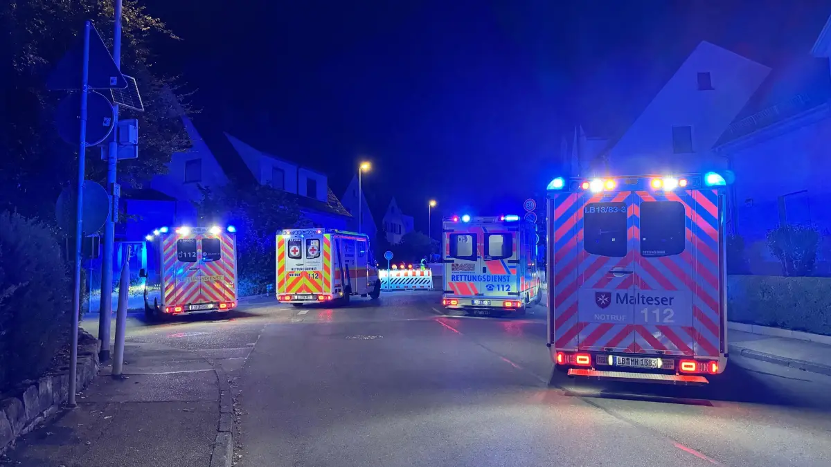Markgroenningen: 17 Menschen bei Schaeferlauf in Markgroeningen mit Pfefferspray verletzt: Am Abend kommt es zu einem Zwischenfall mit mehreren Verletzten, eine Person muss ins Krankenhaus.Ein unbekannter Taeter hat beim traditionellen Schaeferlauf in Markgroeningen (Kreis Ludwigsburg) Pfefferspray versprueht und damit 17 Menschen verletzt. Einer von ihnen musste nach dem Vorfall am Samstagabend im Krankenhaus behandelt werden, wie ein Polizeisprecher der dpa gegenueber sagte.<br />
Der Taeter entkam und wird nun von der Polizei gesucht, die wegen gefaehrlicher Koerperverletzung ermittelt. Der Schaeferlauf ist ein jahrhundertealtes Heimatfest im Suedwesten, das jaehrlich bis zu 100.000 Besucher anzieht. Hoehepunkt des Spektakels: Schaeferinnen und Schaefer rennen barfuss ueber ein Stoppelfeld um die Wette. Das Fest in der Stadt nahe Ludwigsburg geht noch bis Montag. Der Rettungsdienst war mit 3 Notaerzten, 7 Rettungswagen und 3 Krankentransportwagen sowie einem Leitenden Notarzt und dem Organisatorischem Leiter Rettungsdienst im Einsatz.