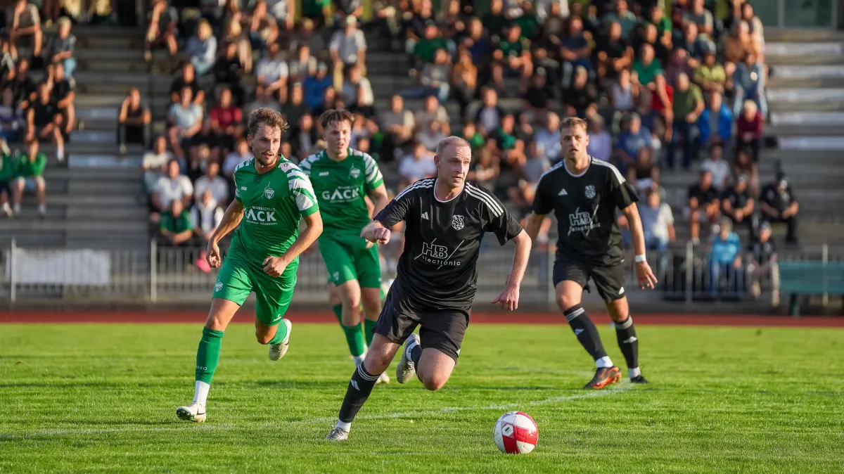 Leon Marquardt (SV Deckenpfronn,#03) am Ball ,
VfL Herrenberg vs. SV Deckenpfronn, Fussball, Bezirksliga, 1.Spieltag, 2026/2027, 29.08.2026,
Foto: Eibner-Pressefoto/Daniele La Rocca