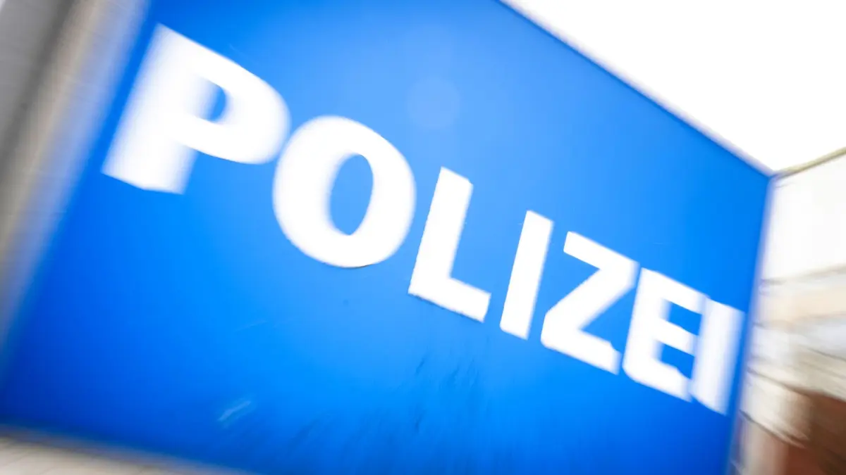 Polizei: ARCHIV - 24.03.2026, Mecklenburg-Vorpommern, Schwerin: Ein Schild mit der Aufschrift "Polizei" steht vor dem Polizeihauptrevier Schwerin. (zu dpa: «Polizei ermittelt wegen mehrerer Fahrzeugbrände») Foto: Philip Dulian/dpa +++ dpa-Bildfunk +++