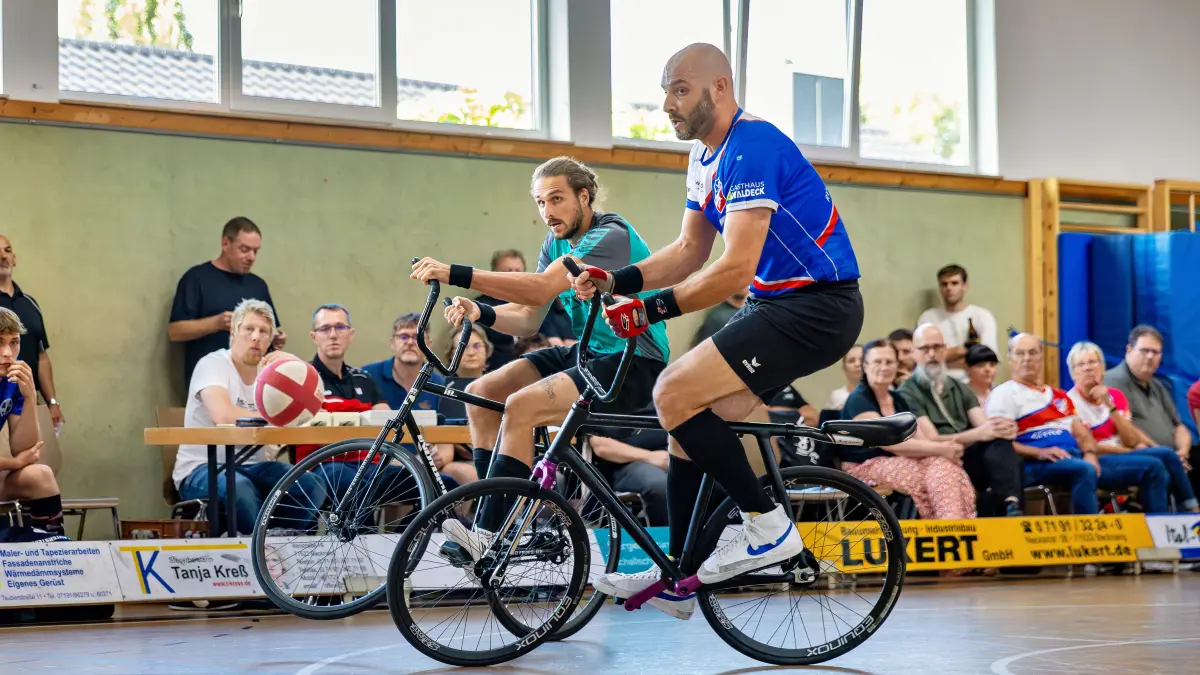 Andreas Pongratz (RSV Kssing) mit einem fulminanten Abschluss gegen Matthias Koenig (RV Gaertringen) & Kevin Seeber (RV Gaertringen).
RSV Kissing vs RV Gaertringen, Radballl, Halbfinale Aufstieg zur 1. Bundesliga, Saison 2026/2027, 22.08.2026,
Foto: Eibner-Pressefoto/Davide Di Giovanni
