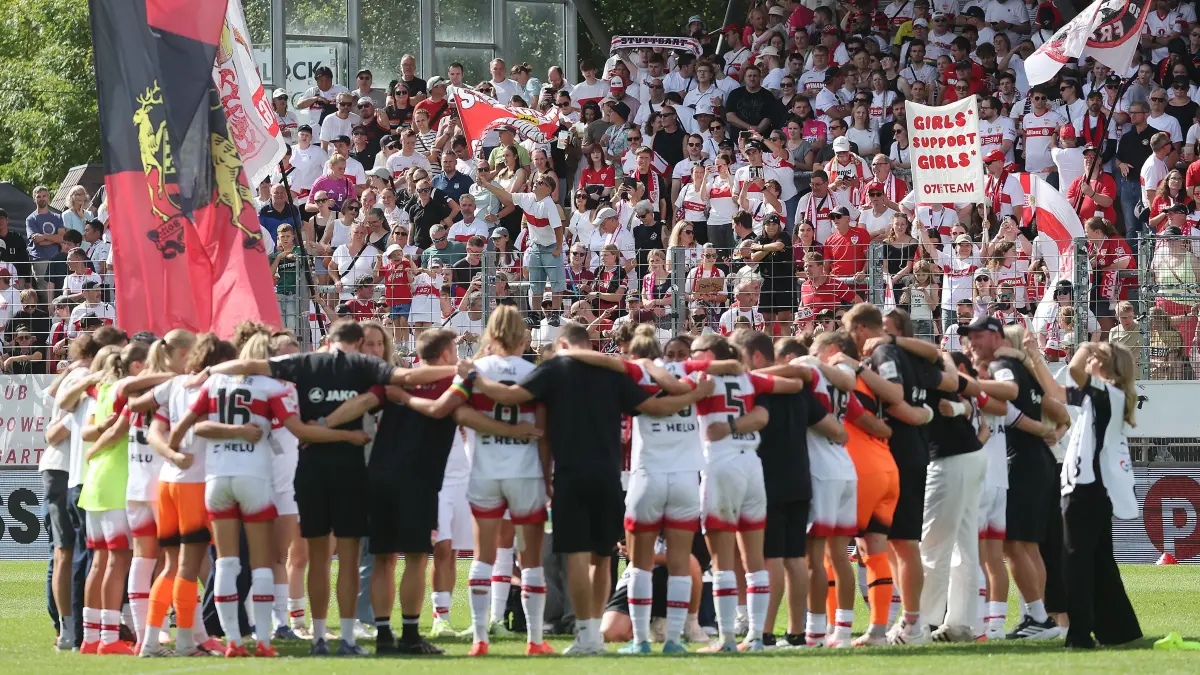 BAU // Stuttgart , Google Pixel Frauen-Bundesliga VfB Stuttgart vs. Hamburger SV , Jubel VfB mit den Fans