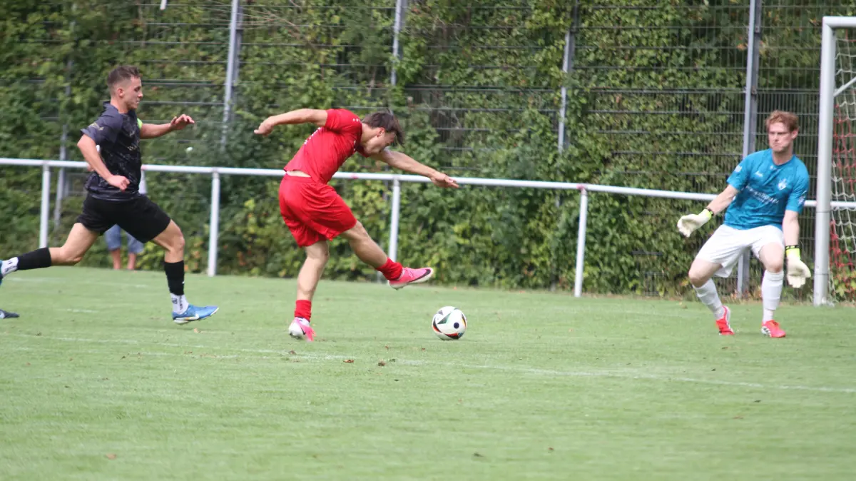 Wernaus Florian Köck (am Ball) zieht ab – und trifft zur 1:0-Führung in der 15. Minute.
