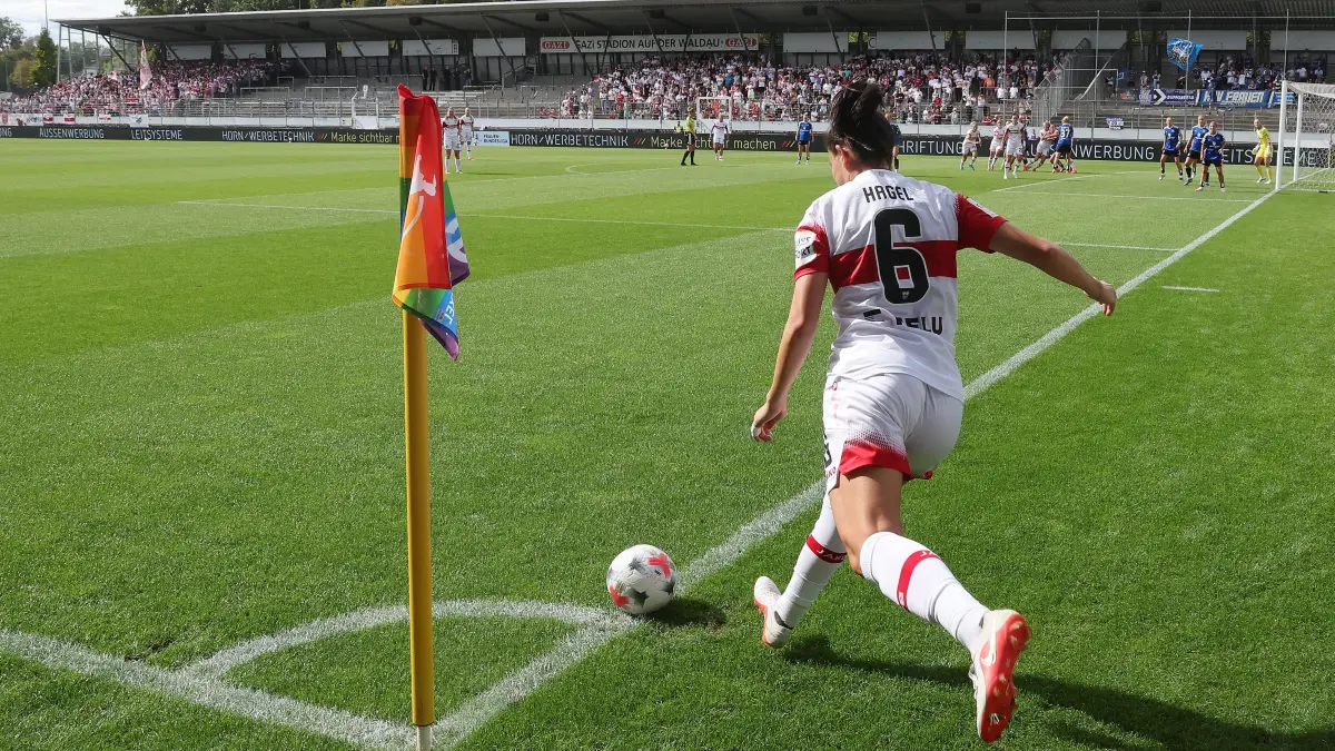 BAU // Stuttgart , Google Pixel Frauen-Bundesliga VfB Stuttgart vs. Hamburger SV , Chantal Hagel ( VfB ) beim Eckball , Übersicht