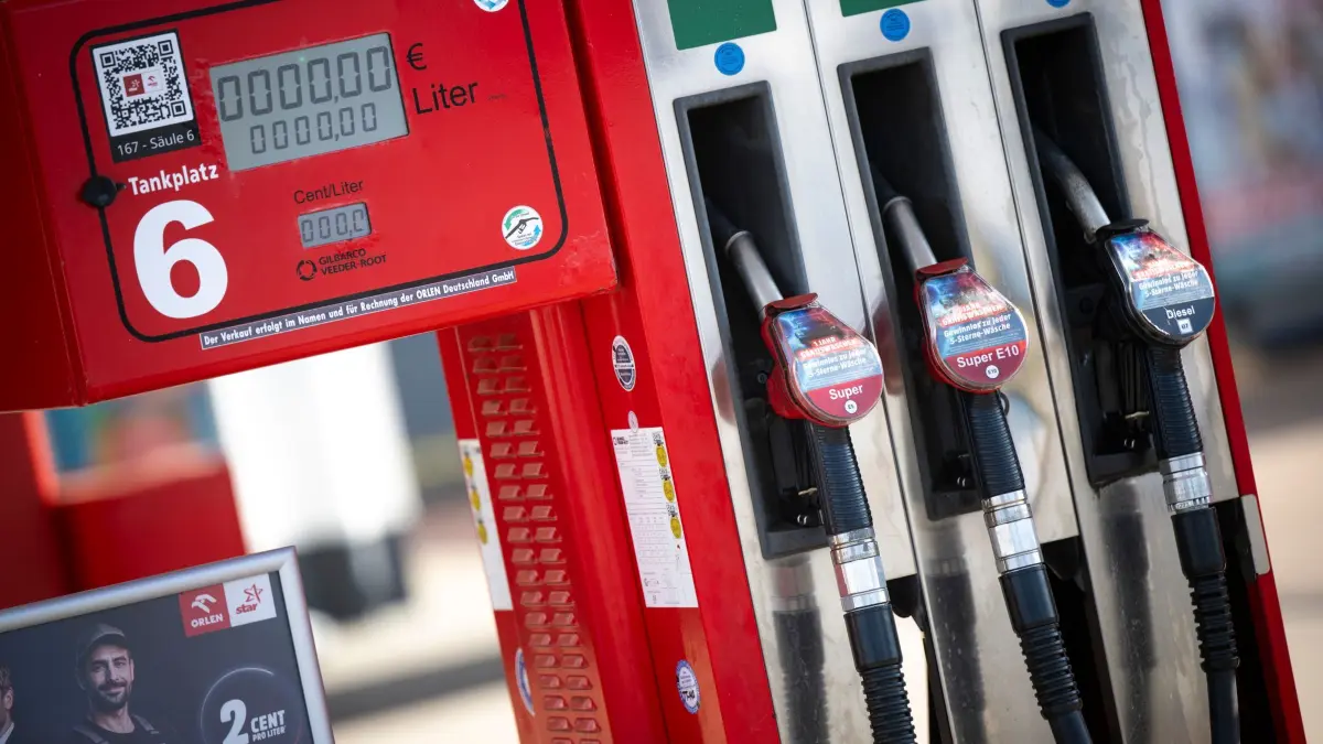 Spritpreise (Symbolfoto): ARCHIV - 18.03.2026, Mecklenburg-Vorpommern, Graal-Müritz: An einer Zapfsäule an einer Tankstelle hängen die Tankschläuche der Kraftstoffe Superbenzin (l-r), Super E10 und Diesel. (zu dpa: «Ölpreise steigen nach Militärschlägen im Iran-Krieg») Foto: Philip Dulian/dpa +++ dpa-Bildfunk +++