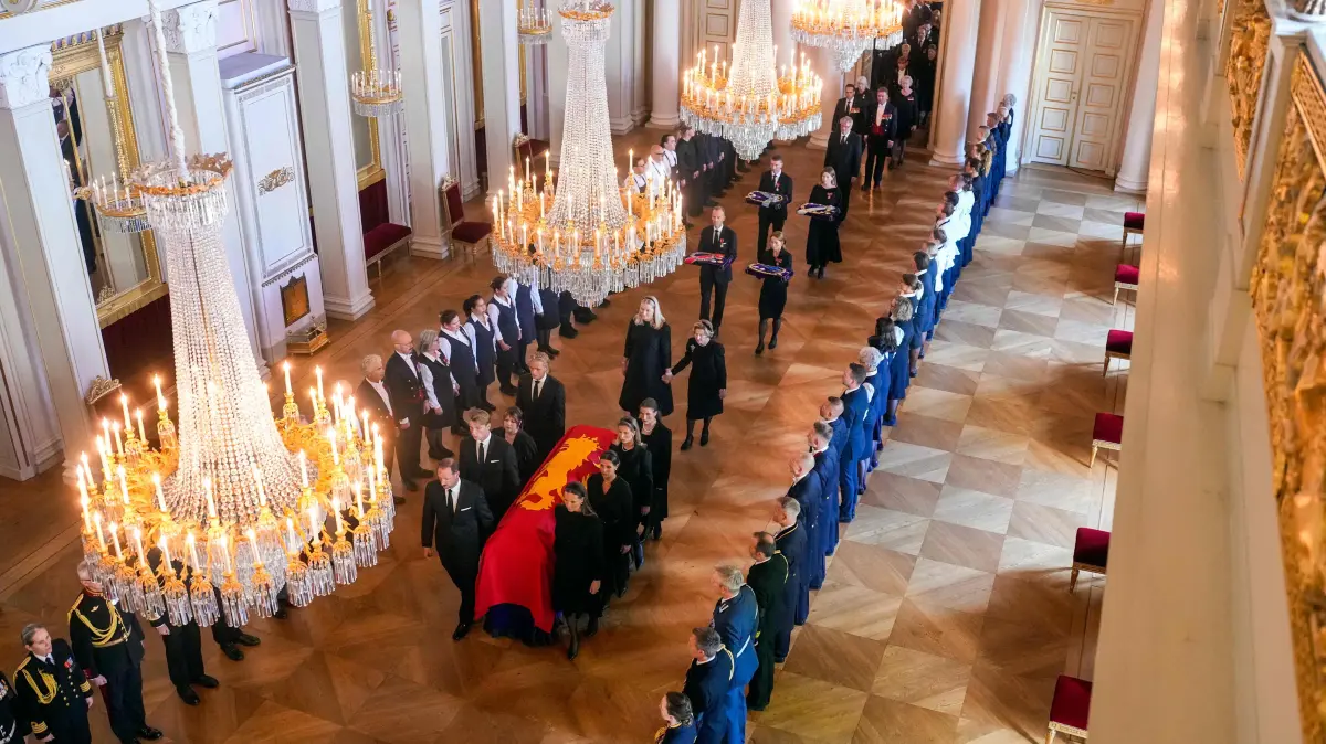 NORWAY-ROYALS-HARALD-OBIT: The casket of King Harald V of Norway is moved from the Red Salon to the Palace Chapel in Oslo on August 31, 2026 by members of the royal family: The children, King Haakon VIII of Norway (front L), Princess Maertha Louise of Norway, the grandchildren Crown Princess Ingrid Alexandra (front R), Prince Sverre Magnus of Norway, son of Queen Mette-Marit of Norway Marius Borg Hoiby, Maud Angelica Behn, Leah Isadora Behn and Emma Tallulah Behn in the Hall of Mirrors, as they are followed by Queen Mette-Marit of Norway and Queen Sonja of Norway. The palace announced that the late monarch's funeral would take place on Wednesday, September 9, and the public would be able to view his casket lying in state in the palace chapel from Tuesday at 2:00 pm (1200 GMT) until September 8 at 6:00 pm. (Photo by Javad Parsa / NTB / AFP) / Norway OUT