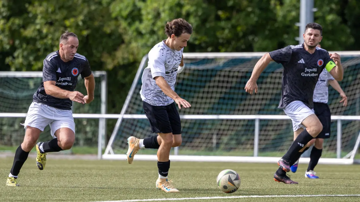 K.F.I.B. Sindelfingen - TSV Magstadt, Fussball, Herren, Kreisliga B7, 1. Spieltag, Saison 2026/2027, 30.08.2026, #Adonis Gashi (K.F. I.B. Sindelfingen #09), Egon Werner Kuczora (SV Magstadt #07) und Shpat Haxhaj (K.F. I.B. Sindelfingen #05)
Foto: DROFITSCH/EIBNER