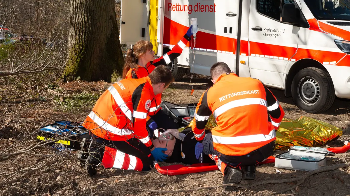 Übung des Rettungsdienstes des Deutschen Roten Kreuzes (DRK), Kreisverband Göppingen im Eichertwald.