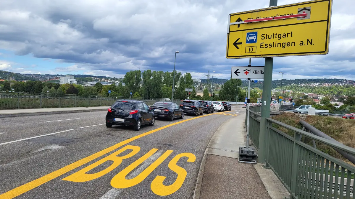 Geradeausfahren ist nur noch Linienbussen erlaubt - eine spezielle Spur wurde inzwischen markiert.