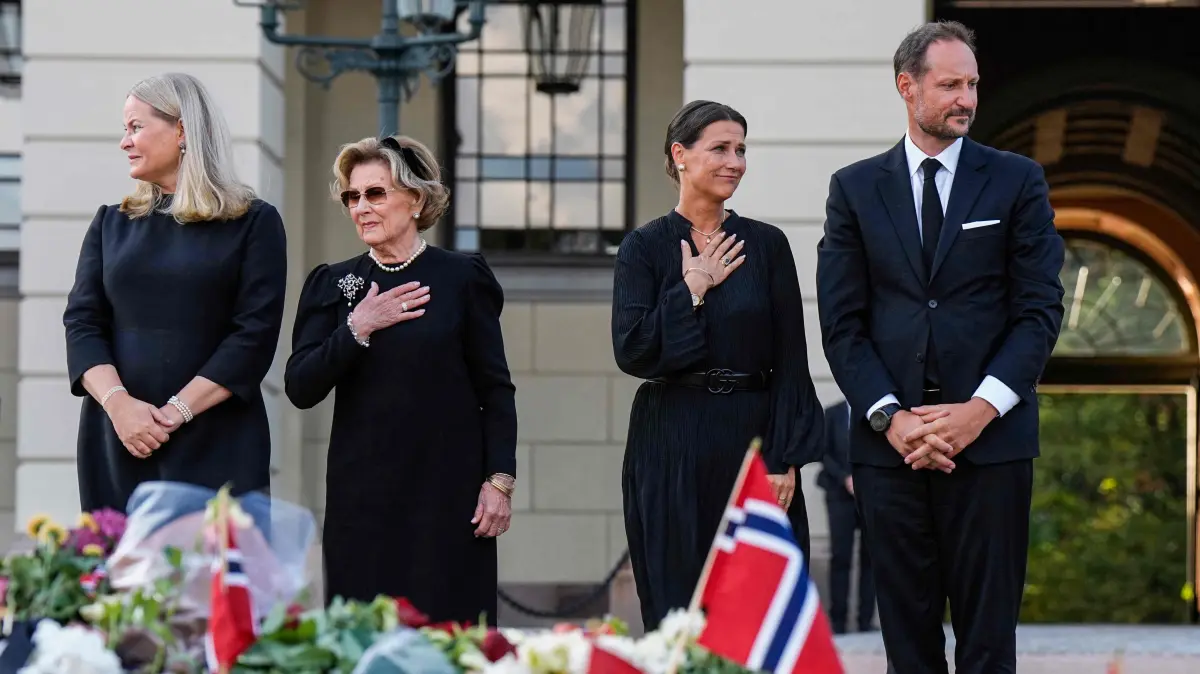NORWAY-ROYALS-HARALD-OBIT: (RtoL) King Haakon VIII of Norway, Princess Maertha Louise of Norway, Queen Sonja of Norway and Queen Mette-Marit of Norway arrive at the Palace Square to greet the crowd and look at the flowers and tributes that mourners have laid down in Oslo on August 31, 2026, four days after the death of King Harald V. The palace announced that the late monarch's funeral would take place on Wednesday, September 9, and the public would be able to view his casket lying in state in the palace chapel from Tuesday at 2:00 pm (1200 GMT) until September 8 at 6:00 pm. (Photo by Cornelius Poppe / NTB / AFP) / Norway OUT