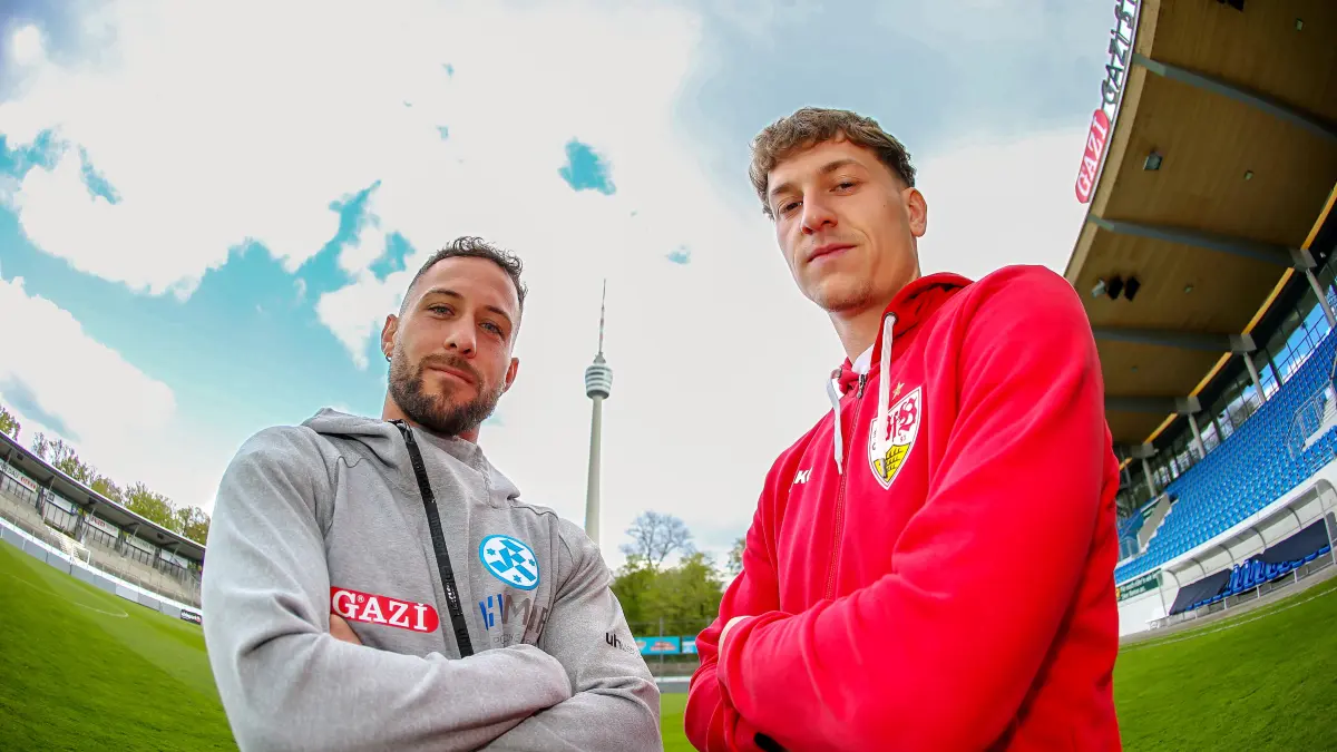 BAU // 22.04.2024, Deutschland, Stuttgart, Fussball Regionalliga Südwest, SV Stuttgarter Kickers vs. VfB Stuttgart II, Foto von Lukas Kiefer (Kickers) und Dejan Galjen (VfB II), Vorgeschichte fürs Derby