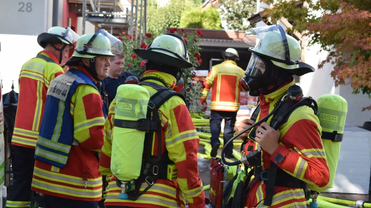 Kornwestheim: Heizungsanlage brennt in leer stehendem Gebauede: Aus bislang ungeklaerter Ursache kam es am Montagmittag in der Hauffstrasse in Kornwestheim zu einem Brandeinsatz. Nach ersten Informationen der Polizei brach in einem derzeit kernsanierten Gebaeude ein Feuer an der Heizungsanlage aus.<br /><br />
<br /><br />
Durch den Brand kam es zu einer starken Rauchentwicklung im Kellerbereich sowie im Treppenhaus. Das Gebaeude ist aktuell nicht bewohnt. Zum Zeitpunkt des Brandausbruchs hielten sich jedoch zwei Personen im Gebaeude auf. Beide wurden durch den Rettungsdienst leicht verletzt und medizinisch versorgt.<br /><br />
<br /><br />
Die Feuerwehr konnte den Brand unter Kontrolle bringen und die betroffenen Bereiche kontrollieren. Zur genauen Brandursache hat die Polizei die Ermittlungen aufgenommen.<br /><br />
<br /><br />
Ueber die Hoehe des entstandenen Sachschadens liegen derzeit noch keine Informationen vor.