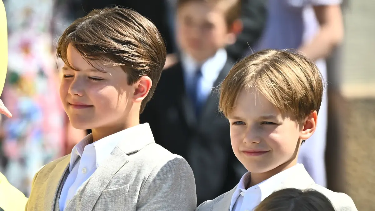 Prinzessin Sofia mit ihrer Tochter Prinzessin Ines sowie Prinz Alexander und Prinz Gabriel nach der Taufe von Prinzessin Ines 2025 vor der Schlosskirche von Drottningholm.