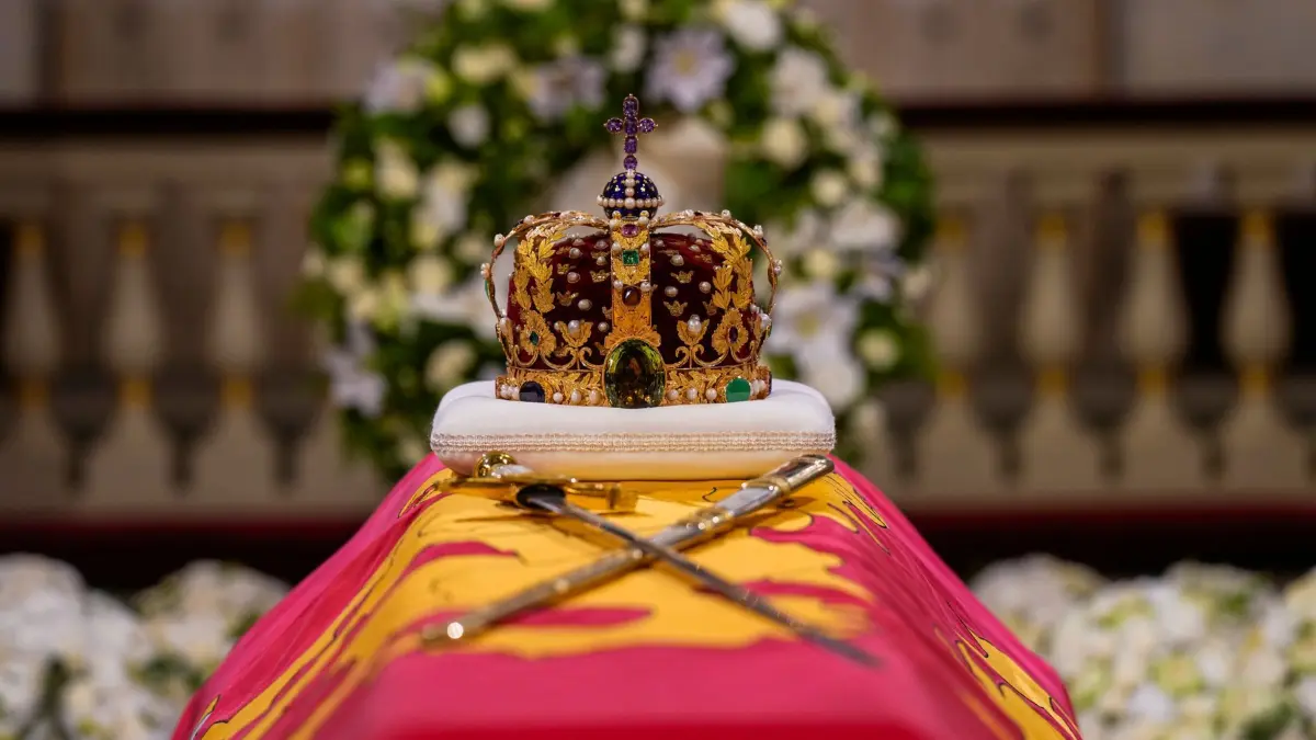 Nach dem Tod von König Harald: 31.08.2026, Norwegen, Oslo: Der Sarg von König Harald V. wurde vom Roten Salon in die Schlosskapelle überführt. Der Monarch ist am 28.08.2026 im Alter von 89 Jahren gestorben. Foto: Cornelius Poppe/NTB/dpa +++ dpa-Bildfunk +++
