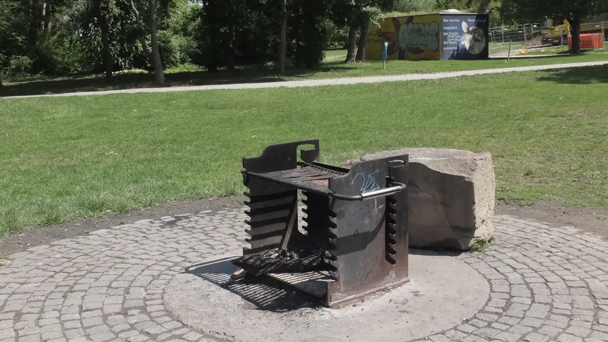 Ab 1. September darf nur an offiziell eingefassten Grillstellen gegrillt werden. Am Max-Eyth-See darf nicht mehr von Freitag bis Sonntag und feiertags gegrillt werden.