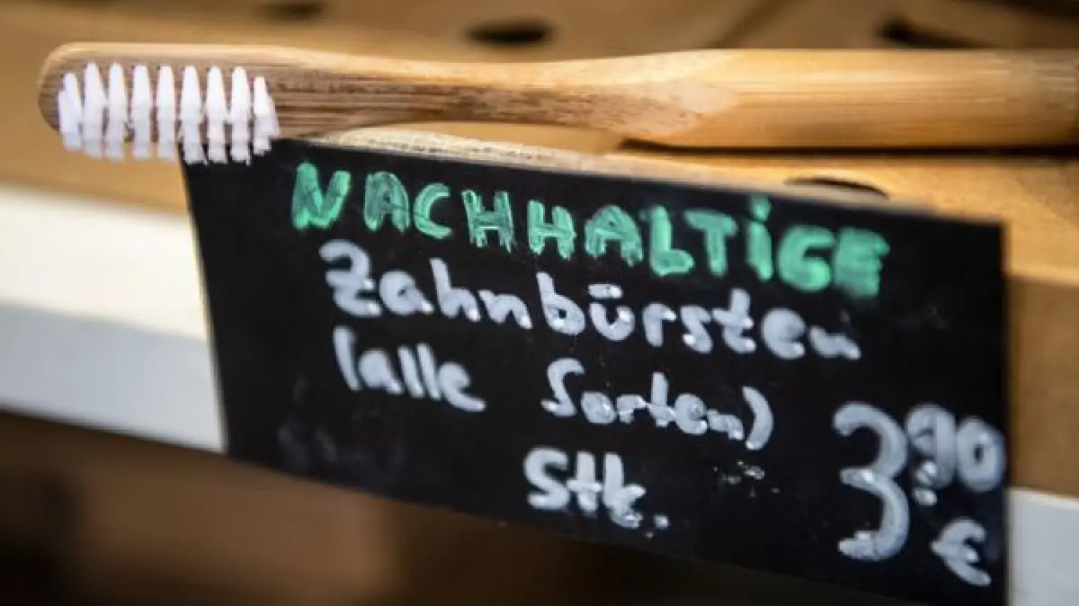 In einem Laden in Bremen wird eine nachhaltige Zahnbürste aus Holz angeboten.