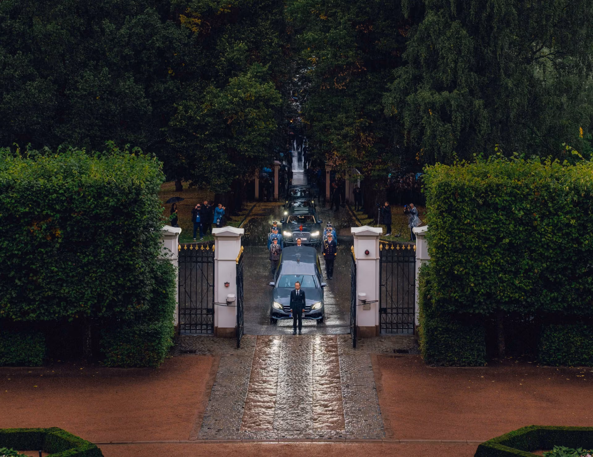 Die Bahre mit König Harald trifft im Schloss ein.