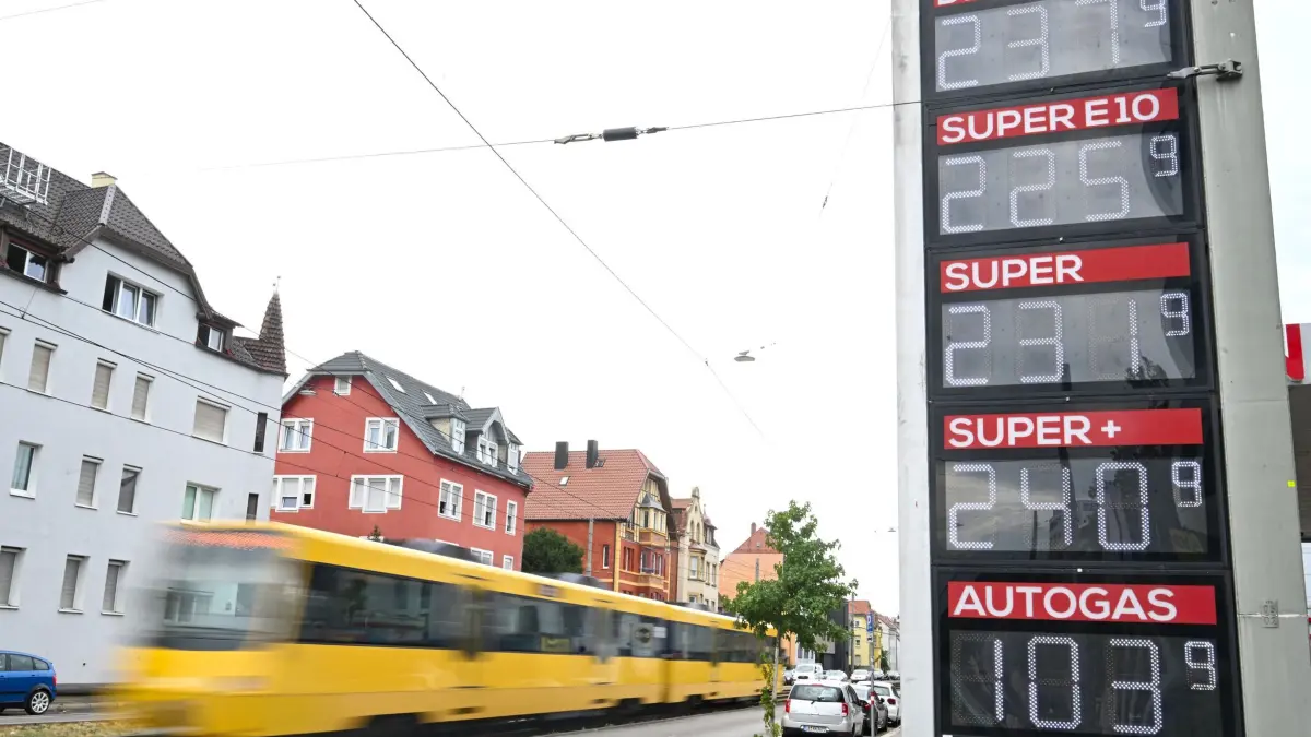 Spritpreise: PRODUKTION - 28.08.2026, Baden-Württemberg, Stuttgart: Auf einem Preisschild an einer Tankstelle werden die aktuellen Preise für Kraftstoffe angezeigt. Links fährt eine Stadtbahn vorbei. (zu dpa: «Steigende Energiepreise treiben Inflation auf 2,9 Prozent») Foto: Bernd Weißbrod/dpa +++ dpa-Bildfunk +++