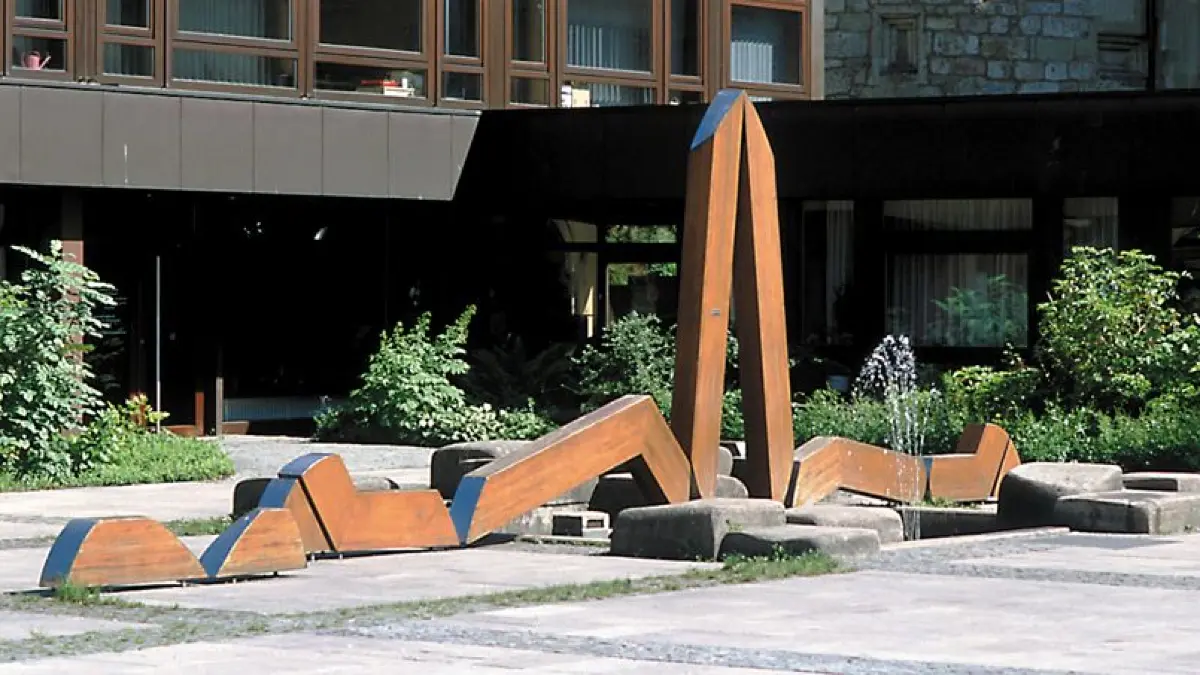 Bildnachweis: Skulptur 25 // FRIEDER STÖCKLE: Armer Konrad // Standort: Hof des Finanzamtes // Material: Holz, Steinguss, Stahl // Jahr: 1973