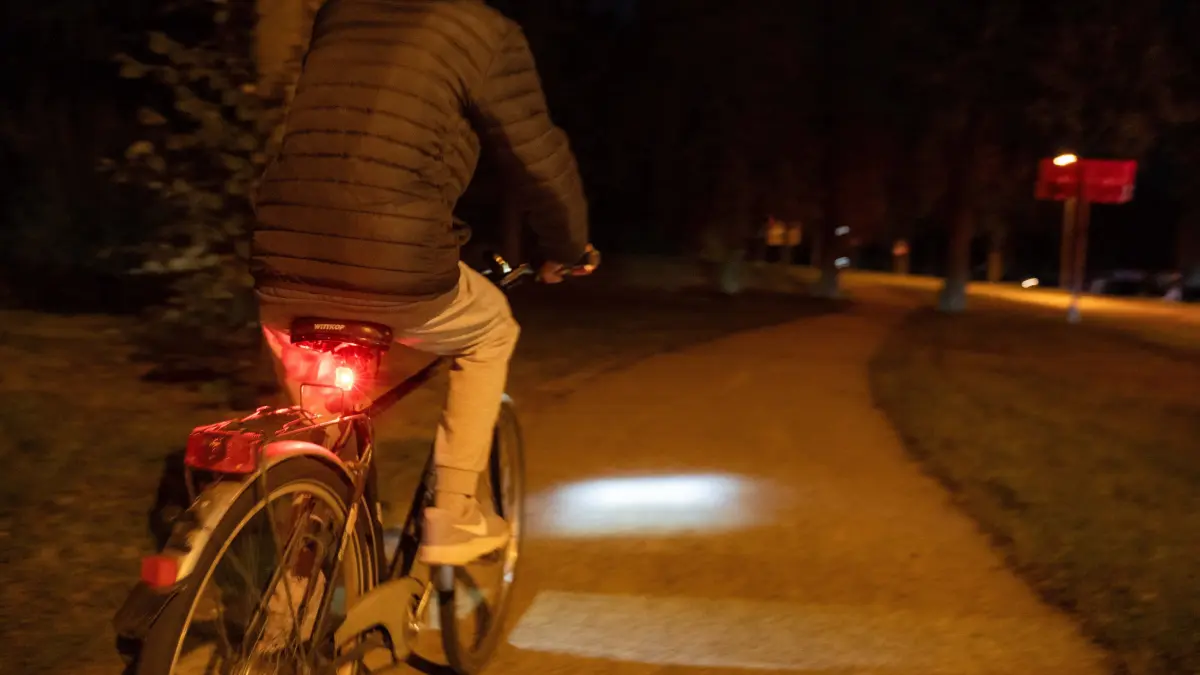 Themenbild - Computerspielemuseum Berlin, 06.07.2024 Themenbild - Betrunkener Jugendlicher auf dem Fahrrad in der Nacht, 02.12.2024 Nach einem Club-Besuch mit Party fahert ein Jugendlicher mit dem Fahrrad, obwohl er stark alkoholisiert ist. *** Themed picture Computer Games Museum Berlin, 06 07 2024 Themed picture Drunk teenager on a bicycle at night, 02 12 2024 After a visit to a club and party, a teenager rides his bicycle despite being heavily intoxicated Copyright: xEibner-Pressefoto/JonasxLohrmannx EP_JLN