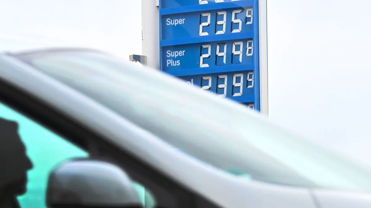Spritpreise: PRODUKTION - 28.08.2026, Baden-Württemberg, Stuttgart: Auf einem Preisschild an einer Tankstelle werden die aktuellen Preise für Kraftstoffe angezeigt. (zu dpa: «Steigende Energiepreise treiben Inflation auf 2,9 Prozent») Foto: Bernd Weißbrod/dpa +++ dpa-Bildfunk +++