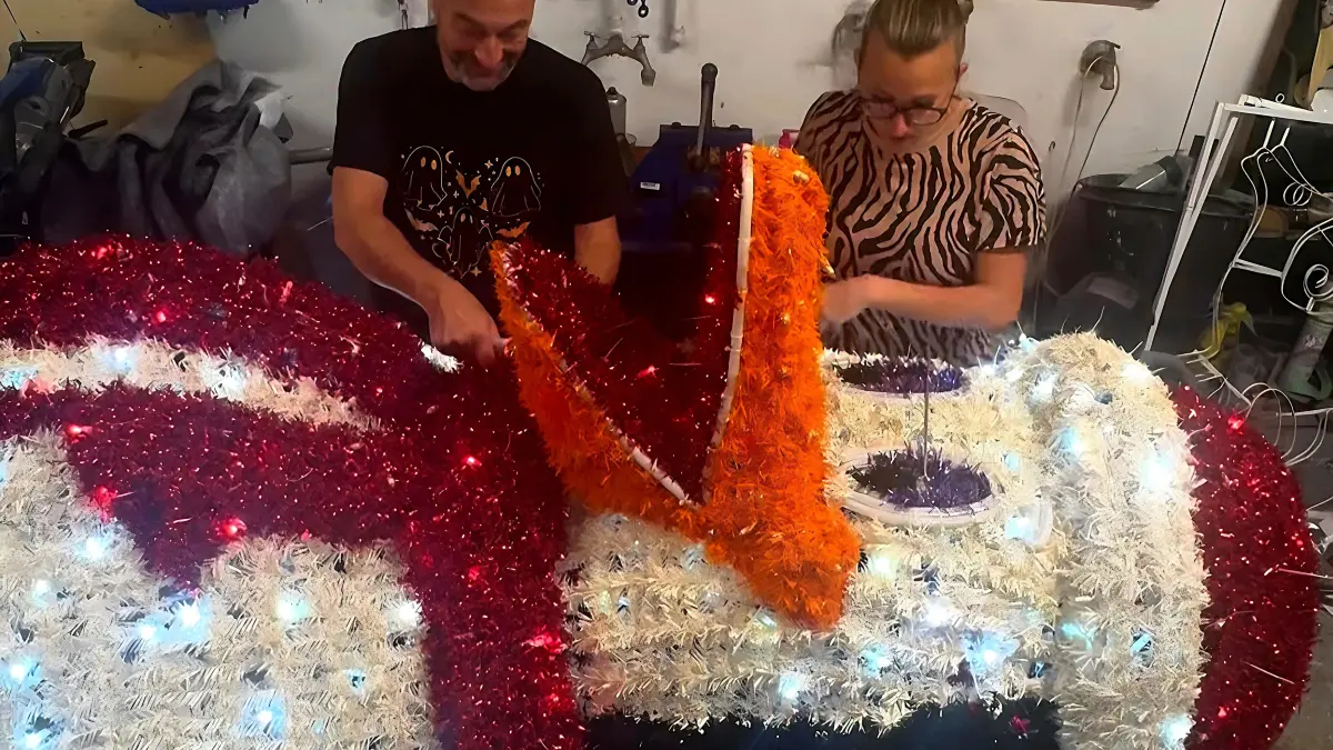 Michael und Enikö Grözinger fertigen die Leuchtfiguren für den "Garten der Träume" an.