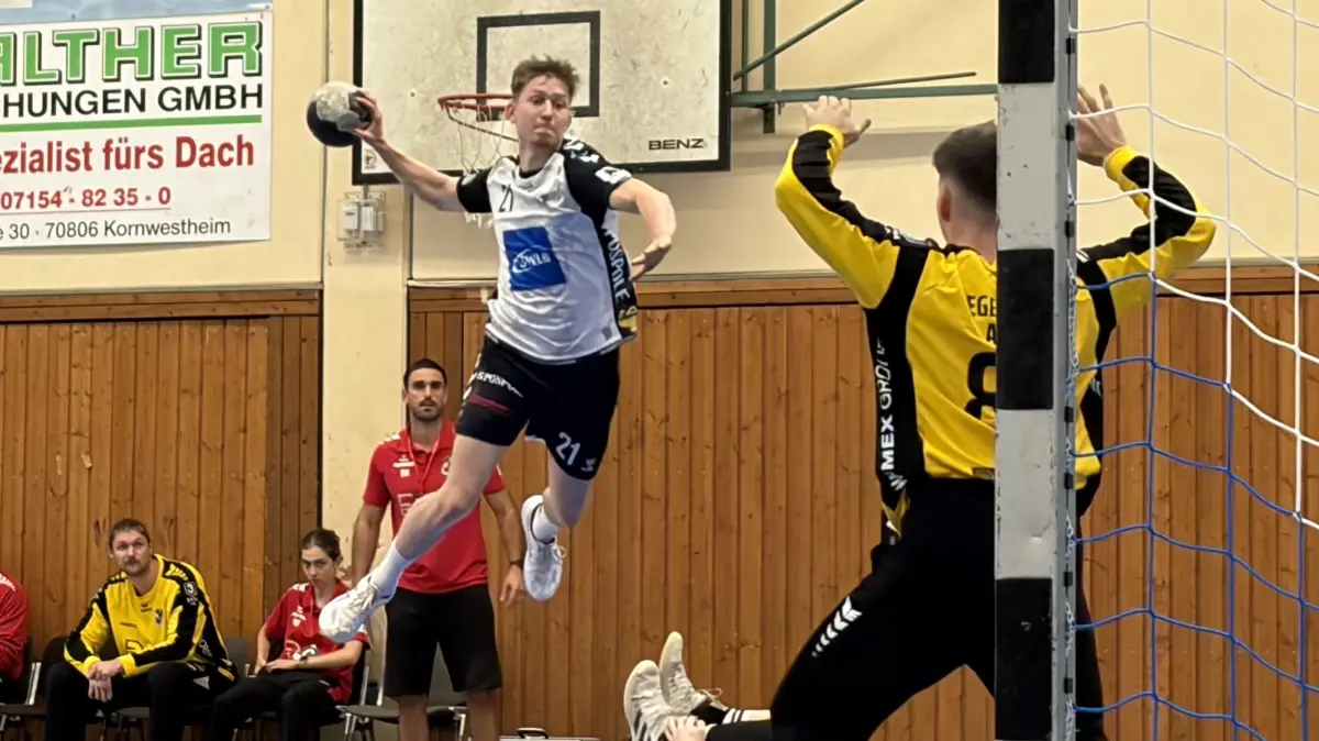 Nicht nur Marco Lantella hatte die Lufthoheit in der Halle Ost – nach einem Stotterstart hatten die Lurchis gegen die Adler die Partie im Griff. Foto: Melanie Bürkle