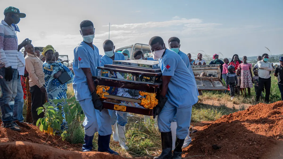 Der Leichnam eines an Ebola Verstorbenen wird in der Stadt Bunia im Kongo von Gesundheitsmitarbeitern beerdigt.