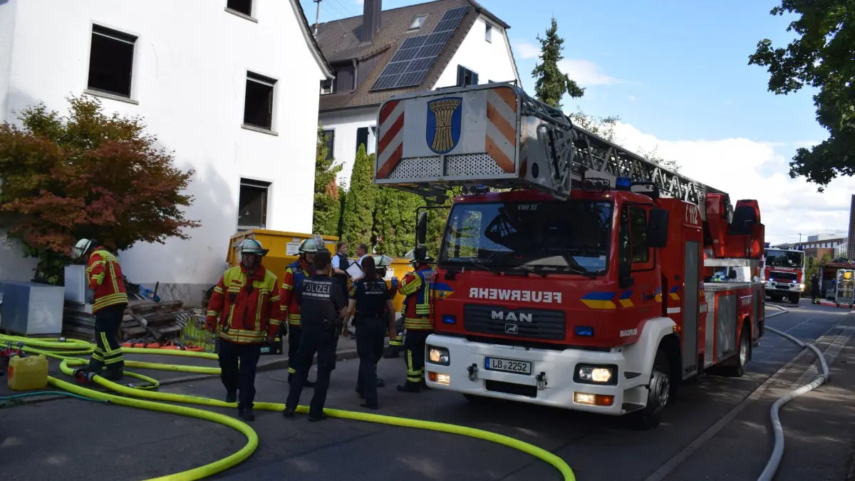 Kornwestheim: Heizungsanlage brennt in leer stehendem Gebauede: Aus bislang ungeklaerter Ursache kam es am Montagmittag in der Hauffstrasse in Kornwestheim zu einem Brandeinsatz. Nach ersten Informationen der Polizei brach in einem derzeit kernsanierten Gebaeude ein Feuer an der Heizungsanlage aus.<br /><br />
<br /><br />
Durch den Brand kam es zu einer starken Rauchentwicklung im Kellerbereich sowie im Treppenhaus. Das Gebaeude ist aktuell nicht bewohnt. Zum Zeitpunkt des Brandausbruchs hielten sich jedoch zwei Personen im Gebaeude auf. Beide wurden durch den Rettungsdienst leicht verletzt und medizinisch versorgt.<br /><br />
<br /><br />
Die Feuerwehr konnte den Brand unter Kontrolle bringen und die betroffenen Bereiche kontrollieren. Zur genauen Brandursache hat die Polizei die Ermittlungen aufgenommen.<br /><br />
<br /><br />
Ueber die Hoehe des entstandenen Sachschadens liegen derzeit noch keine Informationen vor.