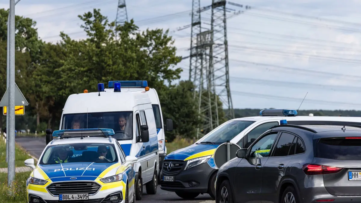 Sprengvorrichtung an Umspannwerk gefunden: 01.09.2026, Brandenburg, Turnow-Preilack: Polizeieinsatzkräfte sperren die Straße zum Umspannwerk ab. Heute wurden am Umspannwerk unkonventionelle Sprengvorrichtungen gefunden. Foto: Frank Hammerschmidt/dpa +++ dpa-Bildfunk +++
