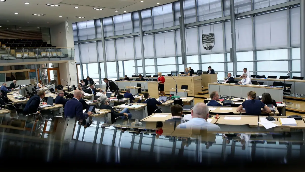 Sitzung des Landtags von Sachsen-Anhalt: ARCHIV - 09.09.2020, Sachsen-Anhalt, Magdeburg: Blick in den Plenarsaal des Landtags von Sachsen-Anhalt. (zu dpa: «Frauenanteil im Landtag von Sachsen-Anhalt gesunken») Foto: Ronny Hartmann/dpa-Zentralbild/dpa +++ dpa-Bildfunk +++