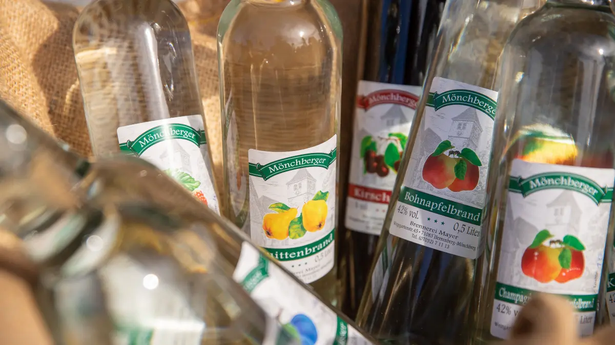 BBKZ: Böblingen free M/S: Streuobstwiesenfest des Obst- und Gartenbauvereins Schönbuch will auf Bedeutung des Streuobsts hinweisen (Ort: Hof der Gemeinschaftsschule Weil im Schönbuch). Bildmotiv: Um 14 Uhr spielt der Musikverein, Alcohol, Moenchberger, 09.10.2022,
Foto: DROFITSCH/EIBNER