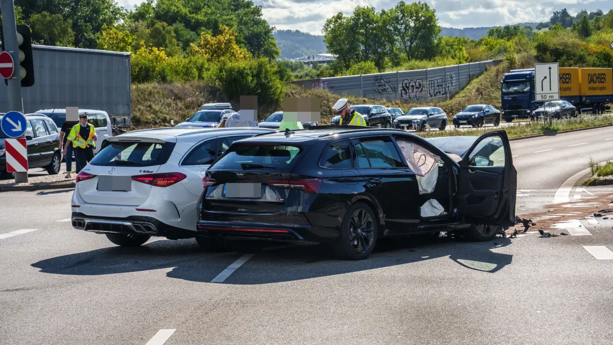 Im Bereich der Autobahnanschlussstelle Leonberg-West ereignete sich am Montag (31.08.2026) gegen 09.20 Uhr ein Unfall, zu dem das Polizeirevier Leonberg noch Zeugen sucht. Ein 56 Jahre alter Skoda-Fahrer befuhr die Bundesstrasse 295 in Fahrtrichtung der Suedrandstrasse und duerfte den bisherigen Erkenntnissen nach an der ampelgeregelten Kreuzung das fuer ihn geltende Rotlicht uebersehen haben. In der Folge kam es zu einem Zusammenstoss mit dem Mercedes einer 52-Jaehrigen, die die Suedrandstrasse in Richtung der Anschlussstelle Leonberg-West befuhr, um weiter auf die Bundesautobahn 8 nach Karlsruhe fahren zu koennen. Beide Beteiligte erlitten leichte Verletzungen. Die Frau musste vom Rettungsdienst in ein Krankenhaus gebracht werden. Der entstandene Sachschaden duerfte sich auf etwa 50.000 Euro belaufen. Der Skoda und der Mercedes waren nicht mehr fahrbereit und mussten abgeschleppt werden. Die Polizei sucht nun Zeugen, die den Unfall beobachtet haben, und bittet diese, sich unter Tel. 07152 605-0 oder per E-Mai: leonberg.prev@polizei.bwl.de zu melden.