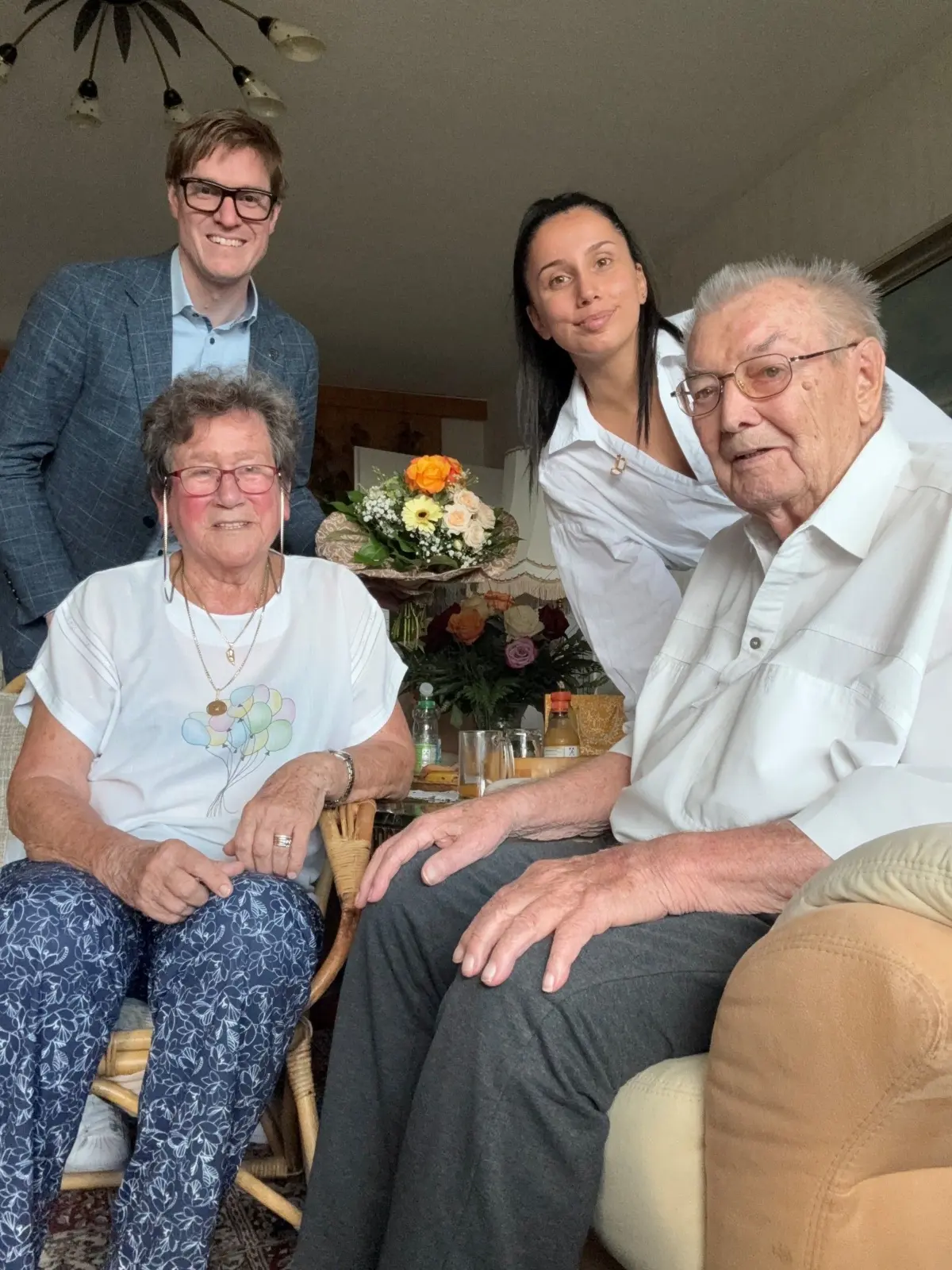 Marianne und Rudolf Leger mit Oberbürgermeister Markus Kleemann (l.) und der stellv. Amtsleiterin des Bezirksamts Maichingen Berfin Ciloglu (r.)
