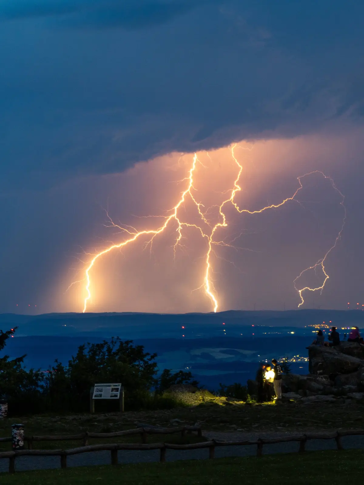 Blitze eines Gewitters sind vom Großen Feldberg im Taunus aus in Richtung Norden zu sehen (Archivfoto).