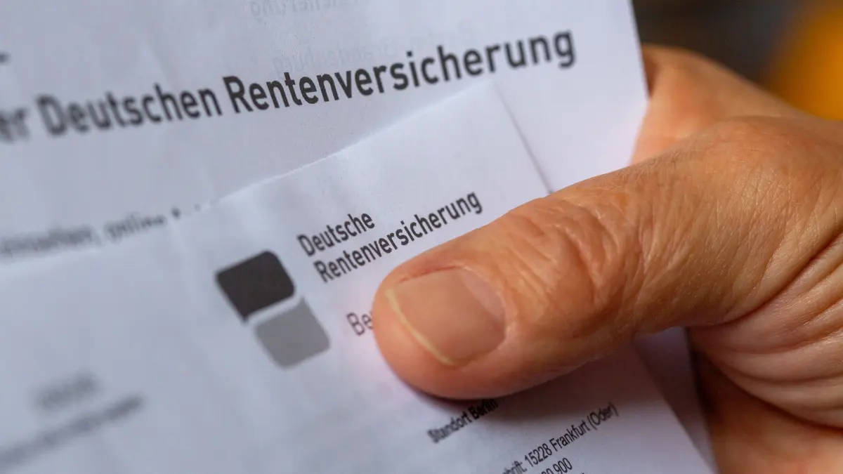 Deutsche Rentenversicherung: ILLUSTRATION - 24.03.2026, Berlin: Eine Seniorin hält ein Schreiben der Deutschen Rentenversicherung in der Hand. (zu dpa: «Zahl der Grundrentenempfänger in Hamburg gestiegen») Foto: Fernando Gutierrez-Juarez/dpa +++ dpa-Bildfunk +++