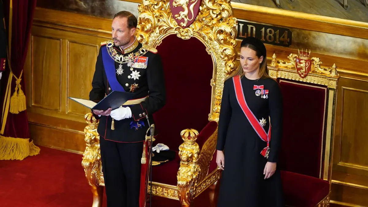 Nach dem Tod von König Harald - Amtseid Haakon: 01.09.2026, Norwegen, Oslo: Norwegens König Haakon VIII. legt im Storting den Eid gemäß der Verfassung ab, an seiner Seite steht Kronprinzessin Ingrid Alexandra. Bei der Vereidigung verspricht und schwört der König, Norwegen im Einklang mit der Verfassung und den Gesetzen des Landes zu regieren. Foto: Håkon Mosvold Larsen/NTB Pool/dpa +++ dpa-Bildfunk +++
