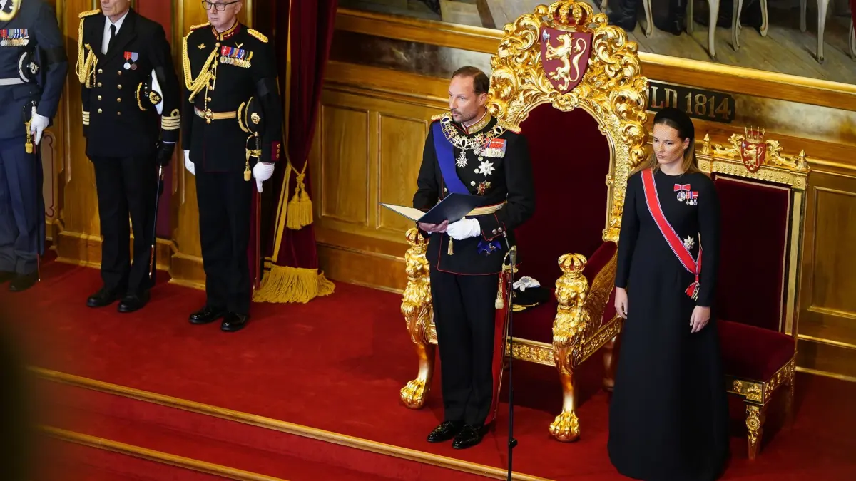 Nach dem Tod von König Harald - Amtseid Haakon: 01.09.2026, Norwegen, Oslo: Norwegens König Haakon VIII. legt im Storting den Eid gemäß der Verfassung ab, an seiner Seite steht Kronprinzessin Ingrid Alexandra. Bei der Vereidigung verspricht und schwört der König, Norwegen im Einklang mit der Verfassung und den Gesetzen des Landes zu regieren. Foto: Håkon Mosvold Larsen/NTB Pool/dpa +++ dpa-Bildfunk +++
