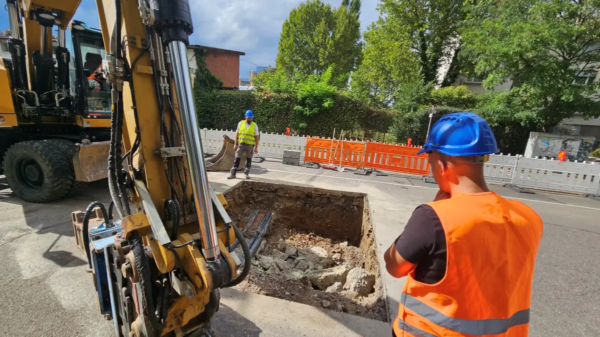 In der Werderstraße haben die Arbeiten am Loch begonnen.